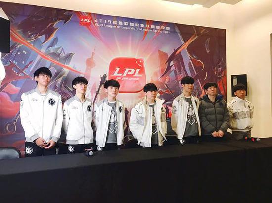 显示了他的 显示了他的